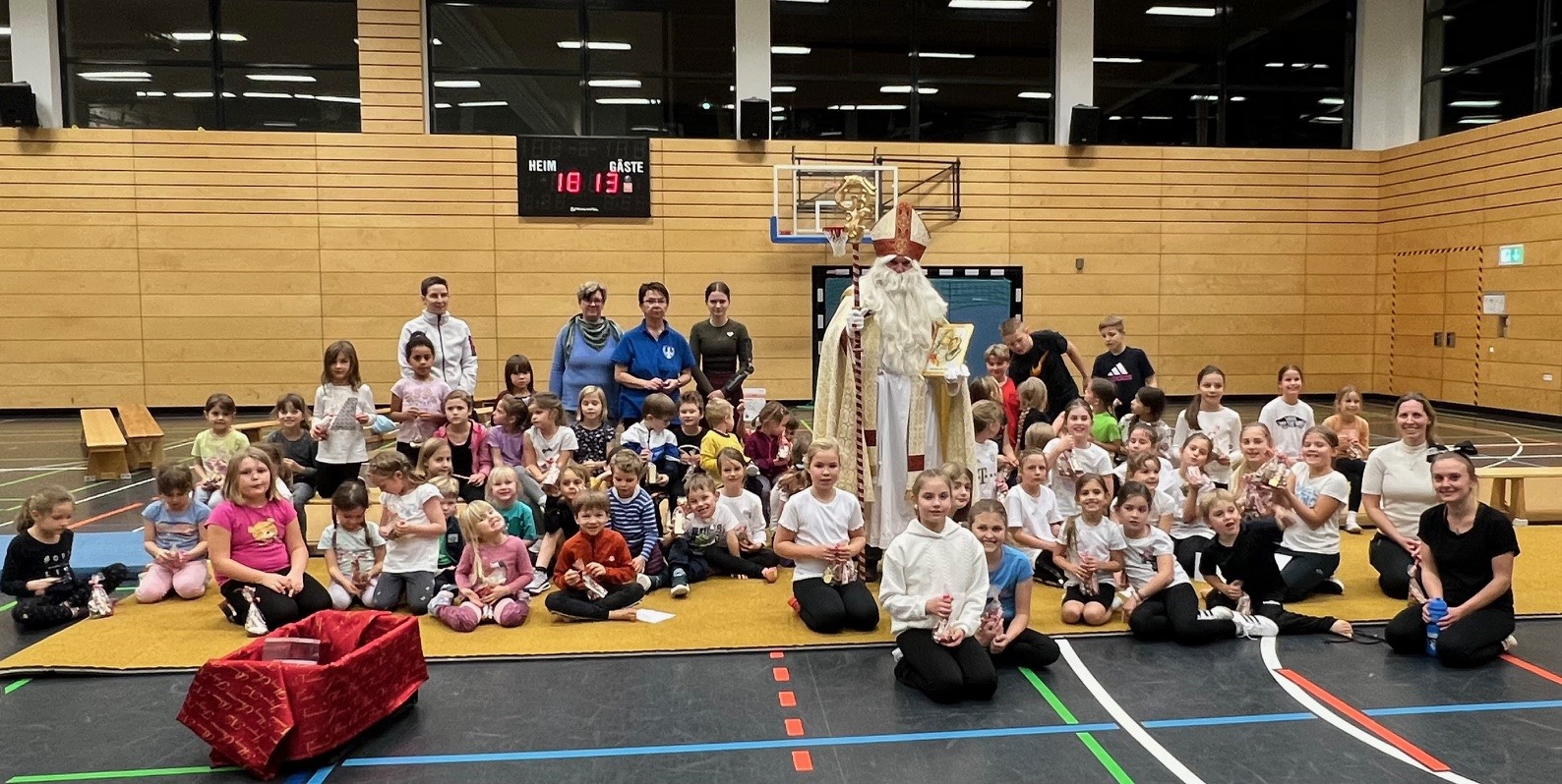 Nikolaus mit den Kinderturngruppen